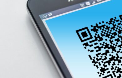 Free High-resolution close-up of a smartphone displaying a QR code on its screen. Stock Photo